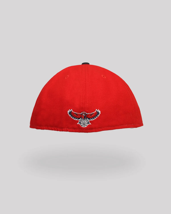 Gorra 59FIFTY Atlanta Hawks x Marvel Wolverine – Roja / Azul Marino – vista trasera/lateral
