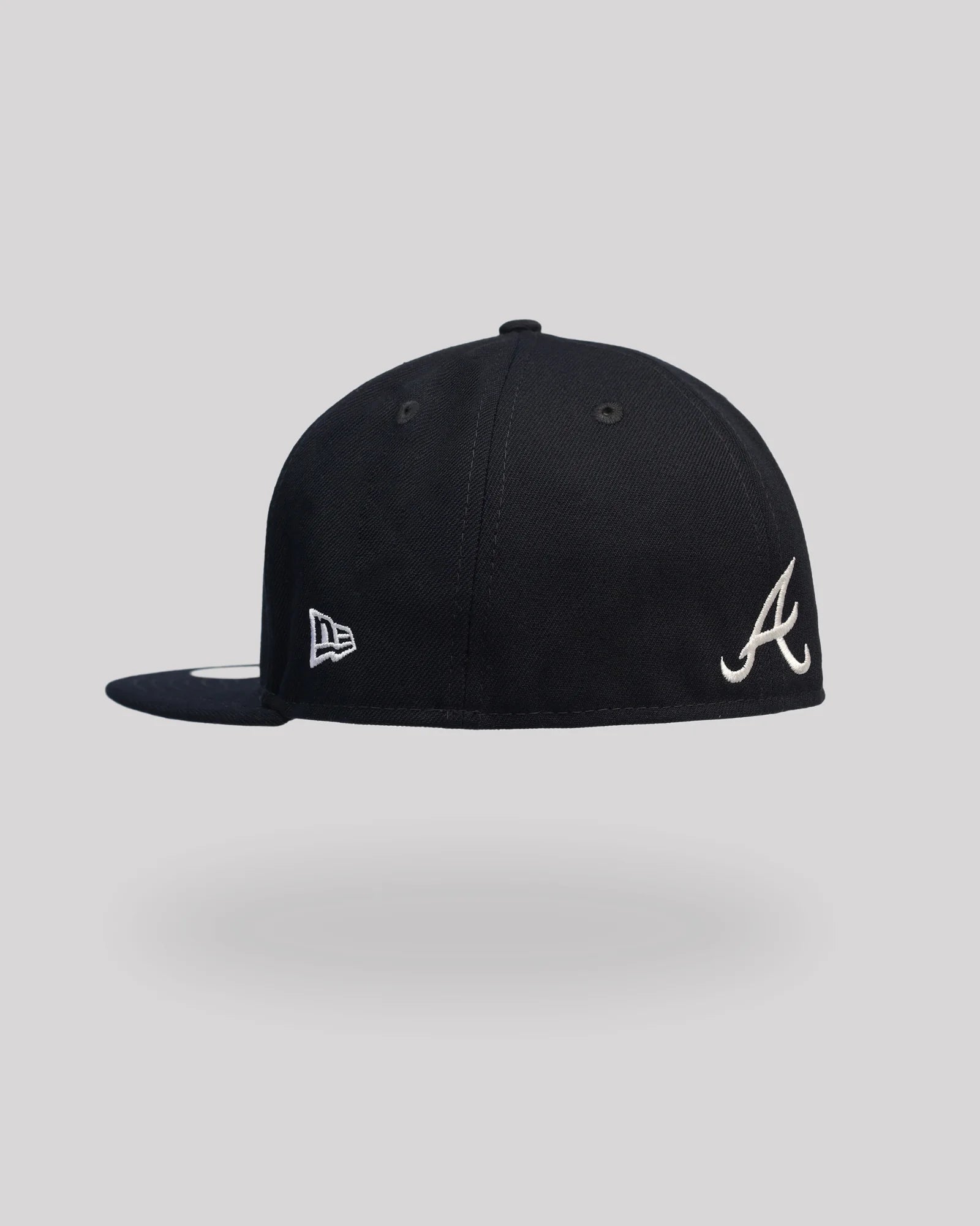 Gorra New Era 59FIFTY Atlanta Braves Umpire – Azul Marino Imagen secundaria del producto