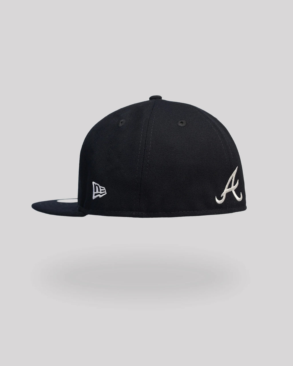 Gorra 59FIFTY Atlanta Braves Umpire – Azul Marino – vista trasera/lateral