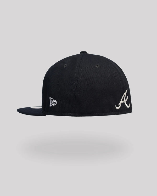 Gorra 59FIFTY Atlanta Braves Umpire – Azul Marino – vista trasera/lateral