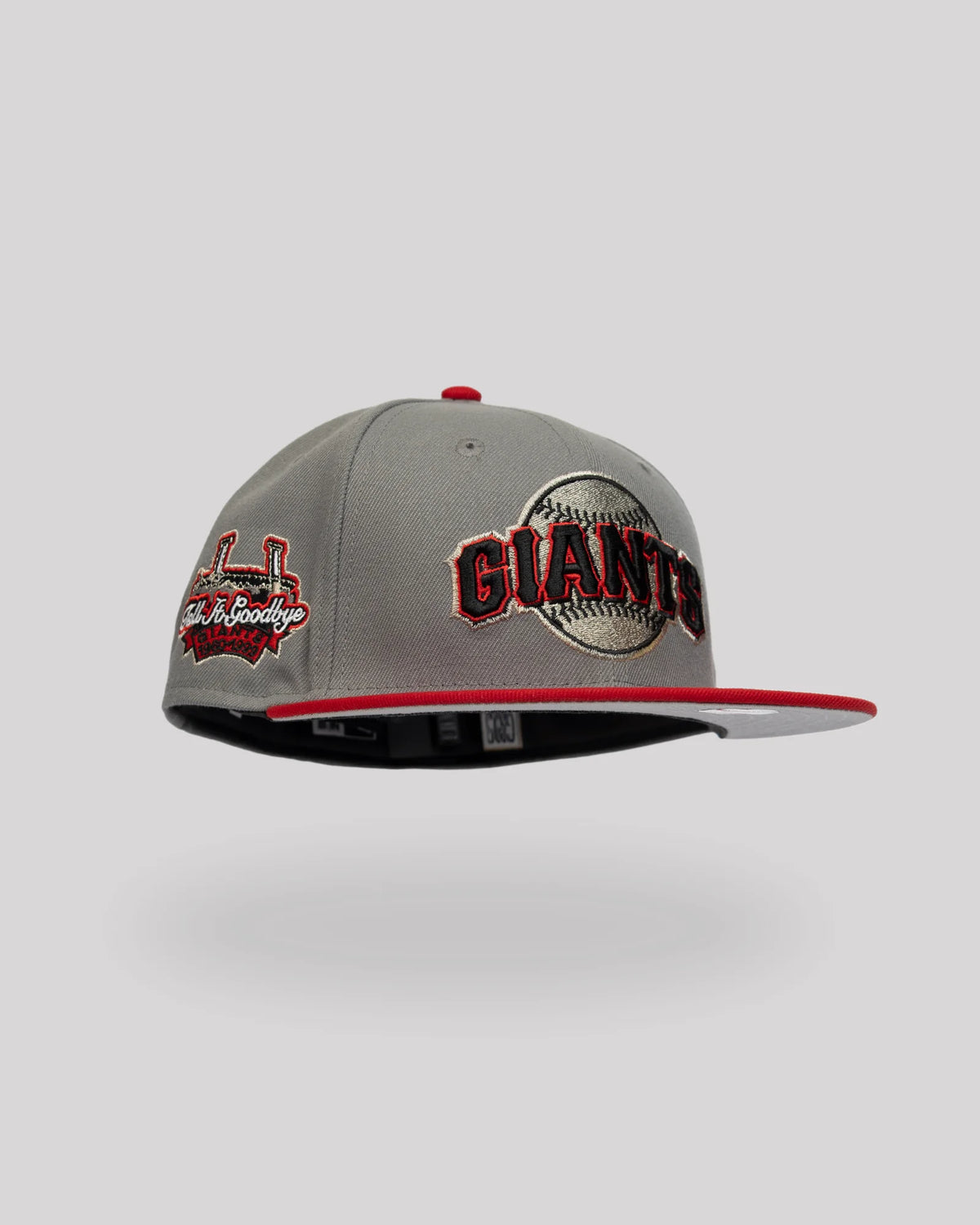 Gorra New Era 59FIFTY San Francisco Giants gris con visera roja y parche Tell It Goodbye Imagen principal del producto