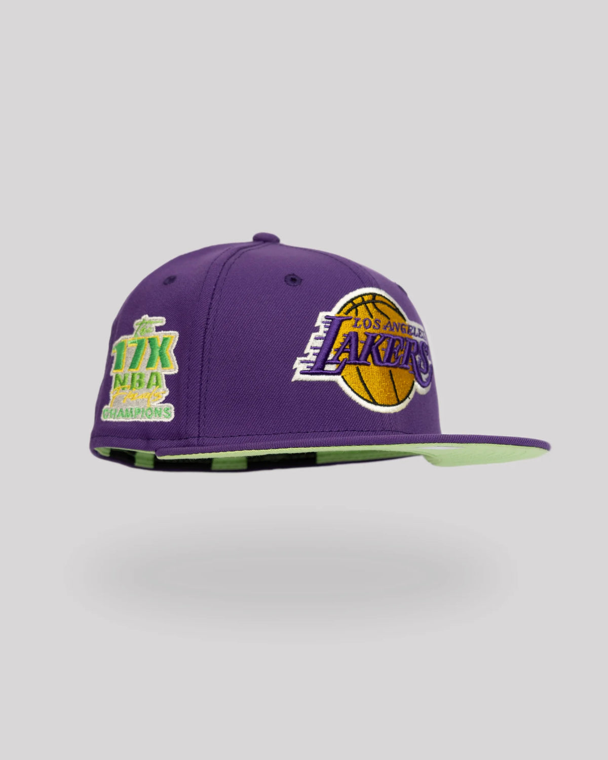 Gorra New Era 59FIFTY Los Angeles Lakers morada con parche 17X Champions y visera interior verde