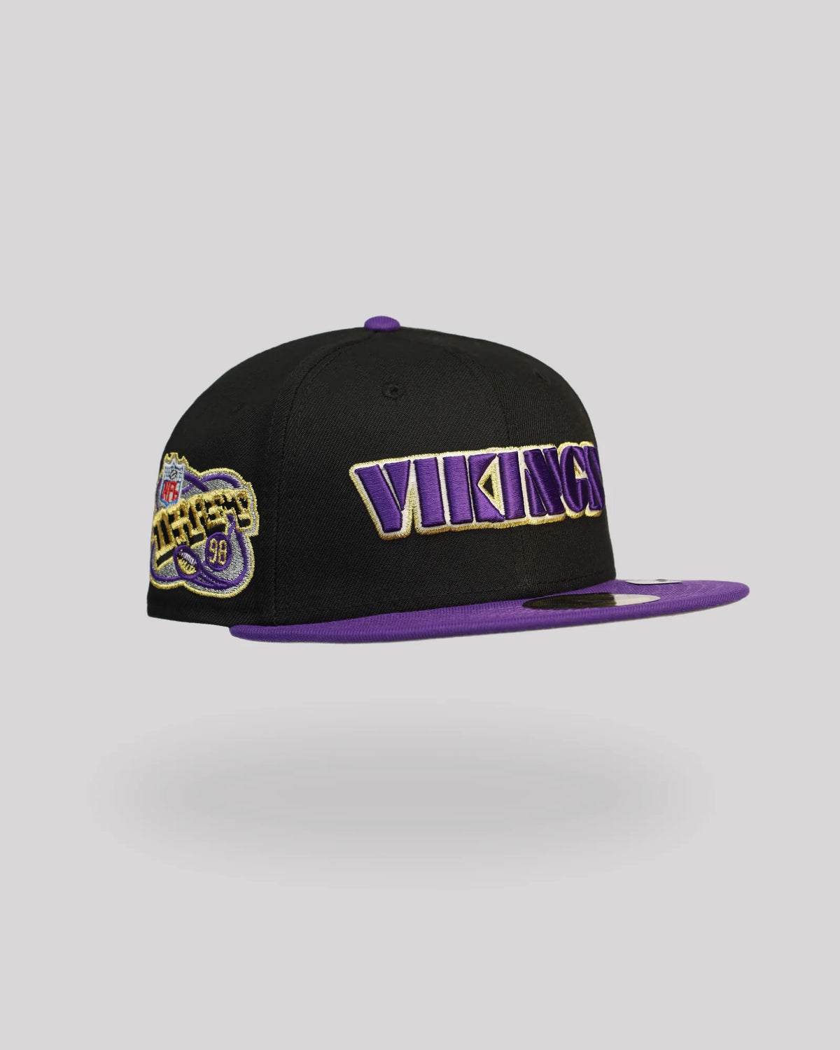 Gorra 59FIFTY Minnesota Vikings Glow in the Dark – Negra / Morada Imagen principal del producto