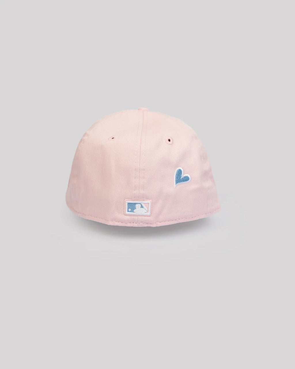 Parte trasera de la gorra Yankees rosada con corazón azul bordado