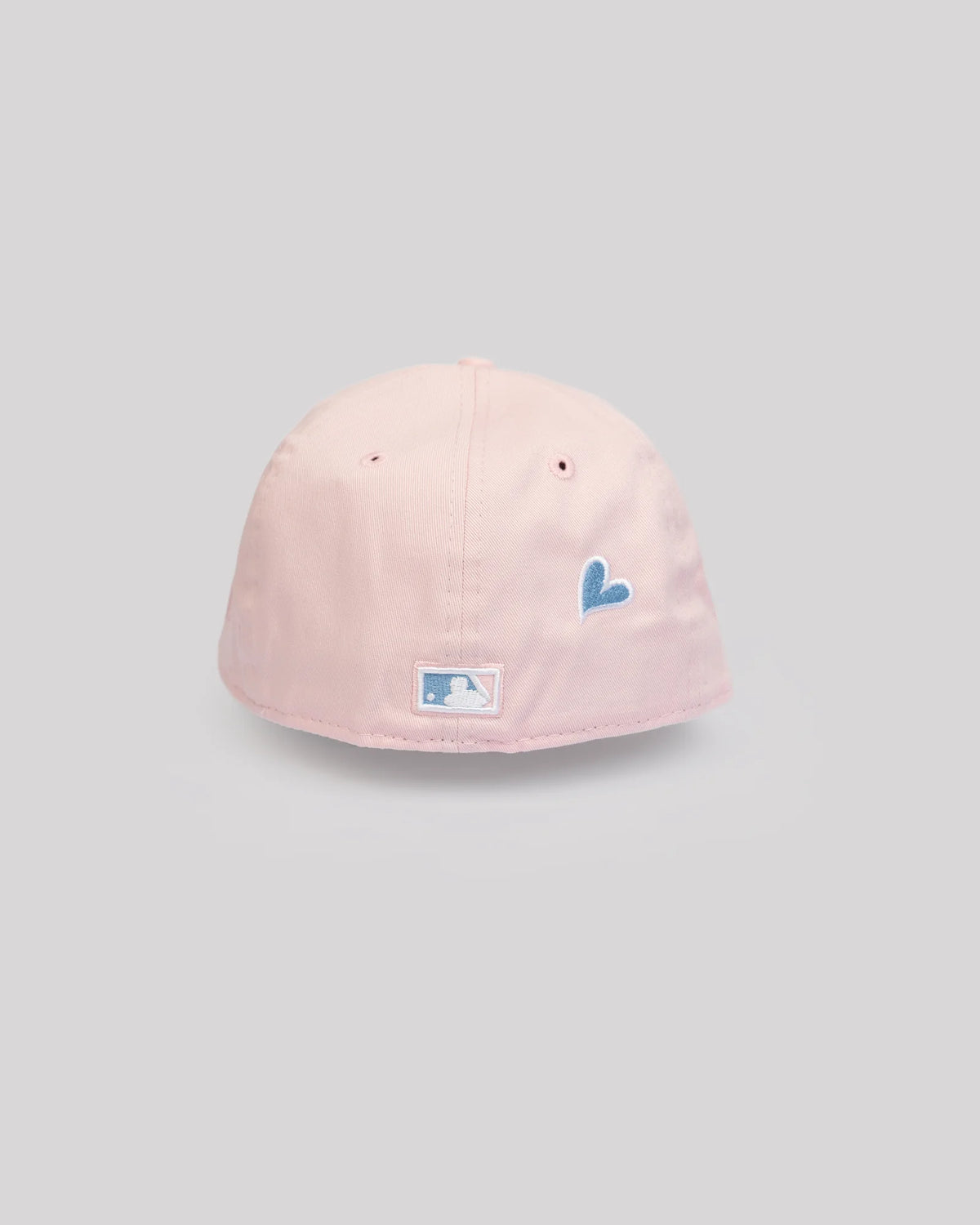 Parte trasera de la gorra Yankees rosada con corazón azul bordado