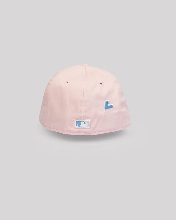 Parte trasera de la gorra Yankees rosada con corazón azul bordado